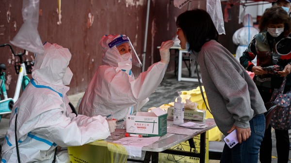上海市民做核酸檢測
