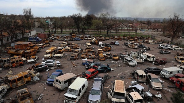 亞速鋼鐵廠部分被毀壞的車輛。（圖片來源：CC BY 2.0）