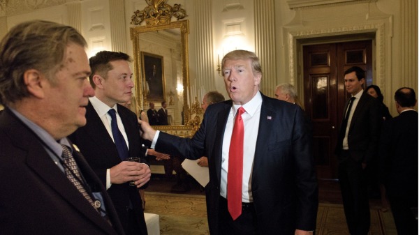 2017年2月3日，時任美國總統川普跟特斯拉首席執行官馬斯克在白宮舉行的一場商業論壇前打招呼。（圖片來源：BRENDAN SMIALOWSKI/AFP via Getty Images）