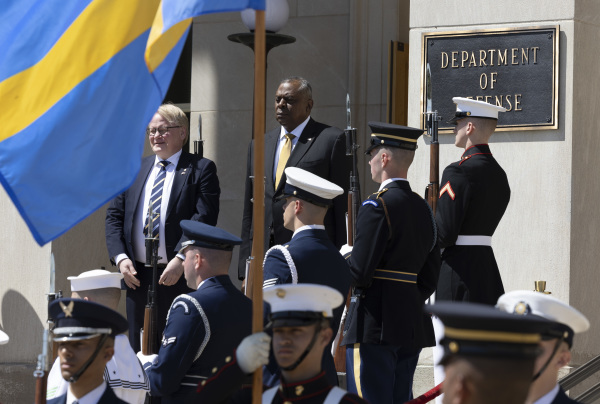 2022 年 5 月 18 日，美国国防部长劳埃德・奥斯汀（Lloyd Austin，右）在五角大楼欢迎瑞典国防大臣彼得・霍特奎斯特（Peter Hultqvist，左）的到访。瑞典和芬兰在当天正式向北约递交了加入申请，以应对俄罗斯的威胁。（图片来源：Kevin Dietsch/Getty Images）