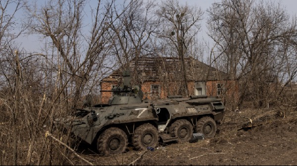 在烏克蘭的馬來亞羅漢，一輛被遺棄在樹叢中的俄羅斯軍車。