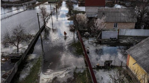 在俄乌战争爆发2个月后，在基辅近郊的德米迪夫村内，仍然有部分地区还被水淹没。