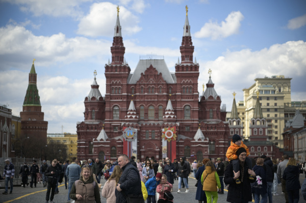 2022年5月1日，俄羅斯首都莫斯科著名的紅場上已經裝飾起紀念二戰期間戰勝德國納粹77 週年的標誌。俄羅斯將於5 月 9 日在紅場舉行年度“勝利日“閱兵式大遊行。（圖片來源：NATALIA KOLESNIKOVA/AFP via Getty Images）