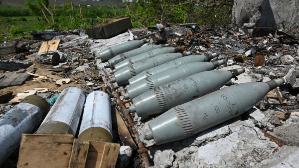 在俄羅斯對烏克蘭發動軍事入侵之際，在烏克蘭東北部哈爾科夫（Kharkiv）市郊區的比斯克維特（Biskvitne）村附近，一個被烏克蘭軍隊收復的前俄羅斯軍隊的陣地上，可以看到被遺棄的未爆炸的炮彈。