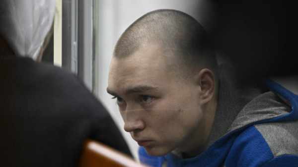 在基輔索洛米揚斯基（Solomyansky）地區法院就戰爭罪進行開庭審判時，俄羅斯士兵瓦迪姆．希希馬林（Vadim Shishimarin）因殺害烏克蘭平民而坐在被告席上。