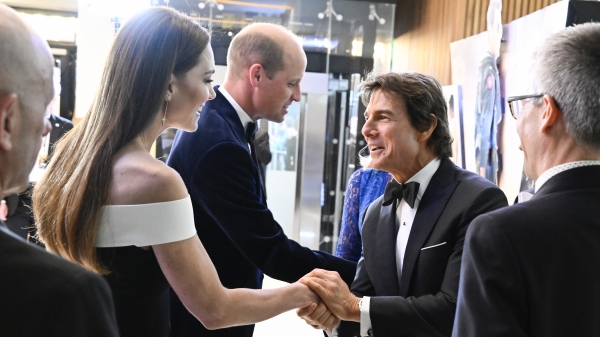 威廉王子与妻子凯特王妃盛装参与《捍卫战士：独行侠》（Top Gun: Maverick）特映会，并与男主角汤姆克鲁斯（Tom Cruise握手。