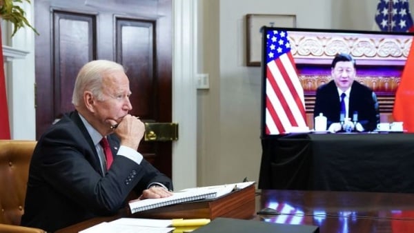 2021年11月15日，拜登在华盛顿特区白宫罗斯福厅举行的虚拟峰会上会见了习近平。（图片来源：MANDEL NGAN/AFP via Getty Images）