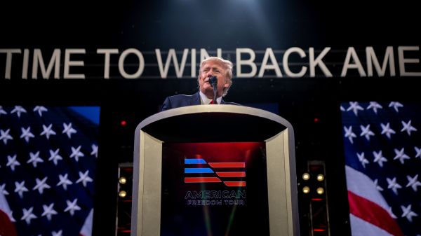 2022 年 5 月 14 日，美国前总统川普在德克萨斯州奥斯汀的奥斯汀会议中心举行的“美国自由之旅”（American Freedom Tour）活动中发表讲话。（图片来源：Brandon Bell/Getty Images）