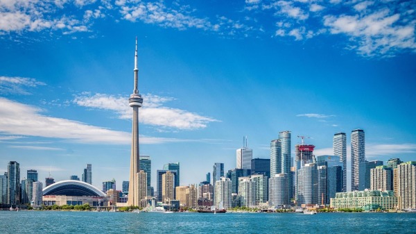 加拿大最大城市多伦多地标电视塔（CN Tower）（图片来源：Adobe Stock）