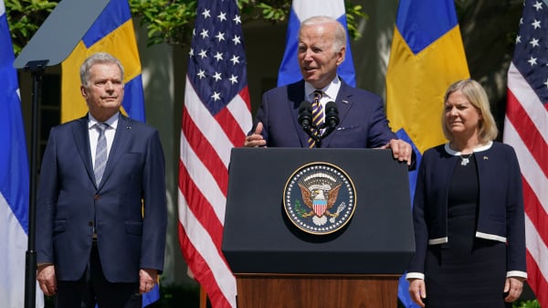 美国总统乔．拜登（Joe Biden，中）在瑞典总理马格达莱娜．安德森（Magdalena Andersson，右）和芬兰总统绍利．尼尼斯讬（Sauli Niinisto，左）的陪同下在玫瑰园发表讲话，表态美国全力以赴支持瑞典和芬兰申请加入北约。
