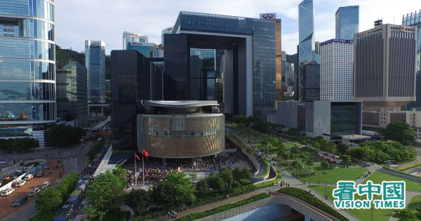 图中建筑为香港政府总部及立法会。（摄影：Ruby Tang/看中国）