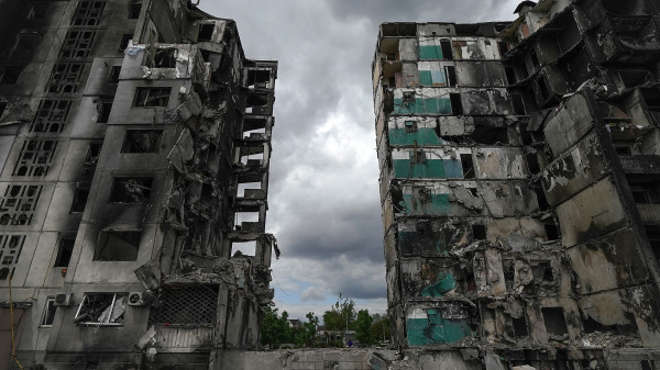 乌克兰首都基辅郊区的博罗迪安卡镇（BORODIANKA）上，一栋被炸毁的建筑物伫立在阴云下。随着俄罗斯军队撤退，转而攻击乌克兰的东部和南部，基辅地区的居民正在陆续返回家园，评估战争对其社区造成的损失并准备重建。虽然俄罗斯军队未能攻占基辅，但其周围的城镇在经历了数周的残酷袭击后遭到严重破坏。