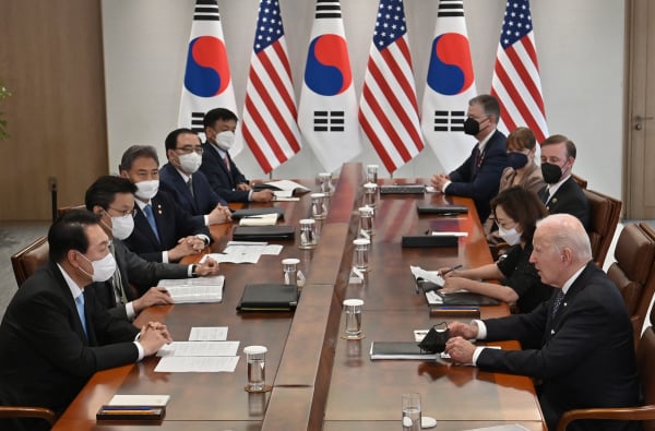 2022 年 5 月 21 日，在韓國首爾，美國總統拜登（右一）和韓國新上任的總統尹錫悅（左一）舉行了首次峰會，兩位領導人討論了一系列問題，包括朝鮮核威脅、供應鏈風險和俄烏戰爭。（圖片來源：Jung Yeon-Je - Pool/Getty Images）