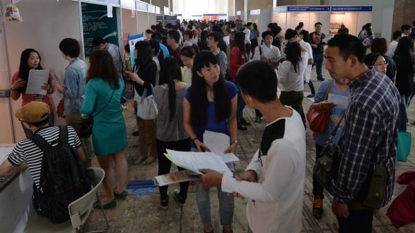 中国经济形势严峻，大学生毕业找不到工作。
