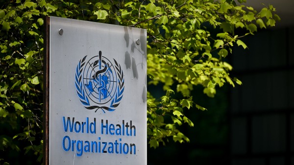2021 年 5 月 8 日拍攝的一張照片顯示，世界衛生組織 (WHO) 在日內瓦總部入口處的標誌。