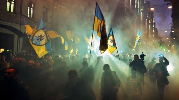 烏克蘭民族主義者和亞速營的軍人於2014年10月14日（當年2月爆發克里米亞危機）在基輔舉行示威，以紀念烏克蘭起義軍 (UPA，OUN的軍事組織) 的成立。這是一個軍事游擊組織，成立於 1943 年，旨在與烏克蘭西部的波蘭、蘇聯和德國納粹軍隊作戰以爭取獨立 . UPA在歷史上頗具爭議，被烏克蘭民族主義者奉為英雄，但卻因為曾與納粹軍隊合作並與蘇聯軍隊作戰而被俄羅斯批判。（圖片來源：GENYA SAVILOVAFP via Getty Images）(16:9)