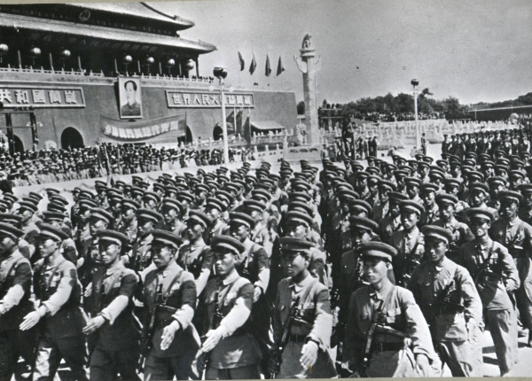 为庆祝中国共产党政府成立一周年，中国红军阅兵式在毛泽东接受敬礼的讲台前接受检阅，1950 年，中国北京。 