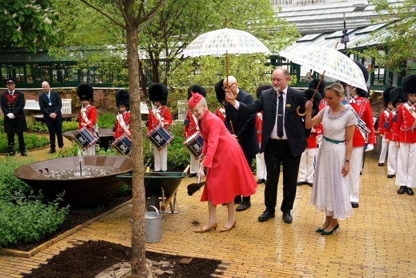 丹麦女王种树纪念登基50周年