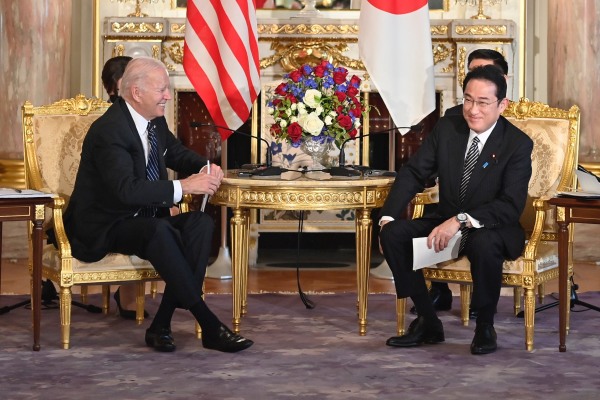 2022年5月23日，日本东京，美国总统拜登（左）和日本首相岸田文雄（Fumio Kishida）举行美日首脑会议。拜登在当天宣布正式启动了与 12 个印太国家合作的新贸易协议——“印太经济框架”（IPEF）。这是拜登上任美国总统后首次亚洲之行的重要内容之一。（图片来源：David Mareuil - Pool/Getty Images）