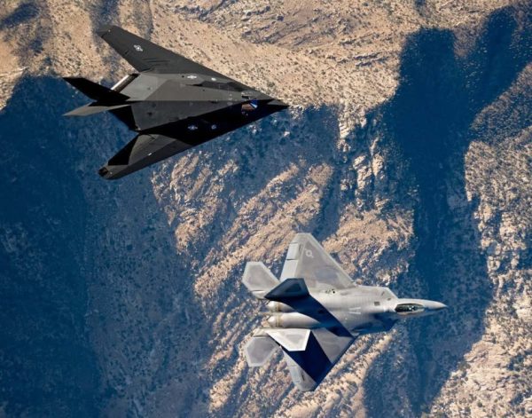 洛克希德·马丁公司的F-117夜鹰（上）和F-22猛禽（下）。