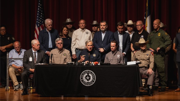 2022年5月25日，美國德州州長阿博特就24日發生的大型槍案召開新聞會（圖片來源：Jordan Vonderhaar/Getty Images）