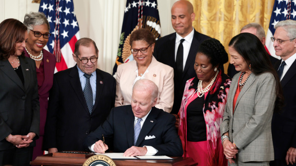 在副总统贺锦丽（Kamala Harris，左一）、国会立法者和内阁成员的陪同下，总统乔．拜登（Joe Biden，中）在华盛顿特区的白宫东厅签署了一项行政命令，以实施进一步的警察改革。