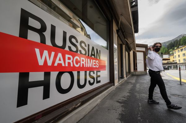 “俄罗斯之家”变成了“俄罗斯战争罪行之家”，2022年5月在达沃斯举行的世界经济论坛年会期间，被用来举办俄罗斯在乌克兰犯下的涉嫌战争罪行的图片展。