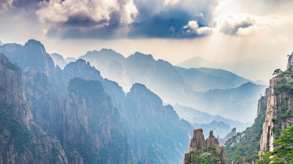 徐霞客是最早的穷游背包客。图为位于中国东部的安徽省的黄山风景区。