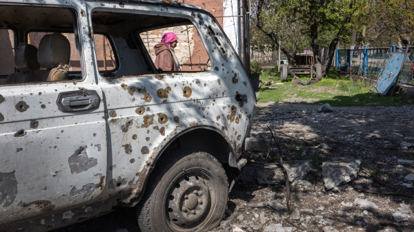 在烏克蘭工業和總統澤連斯基（Zelensky）的故鄉克里維裡赫區，73歲的帕拉斯凱維奇．盧博夫．彼得裡夫娜（Paraskevych Lubov Petrivna）走過被俄羅斯炮擊破壞的家。