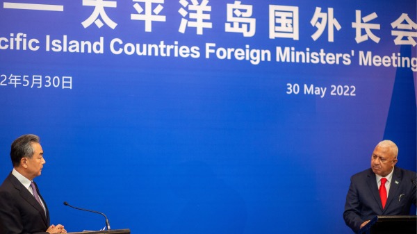 5月30日，中共外交部长王毅与斐济总理弗兰克・拜尼马拉马（Frank Bainimarama）出席新闻发布会。