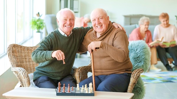 老人和朋友下棋