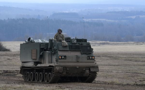 圖為2020 年 3 月 4 日，美國陸軍歐洲第 41 野戰砲兵旅在德國南部的軍事訓練區進行火砲實彈射擊活動中的一輛多管火箭發射系統（MLRS）遠程火砲車。（圖片來源：CHRISTOF STACHE/AFP via Getty Images）