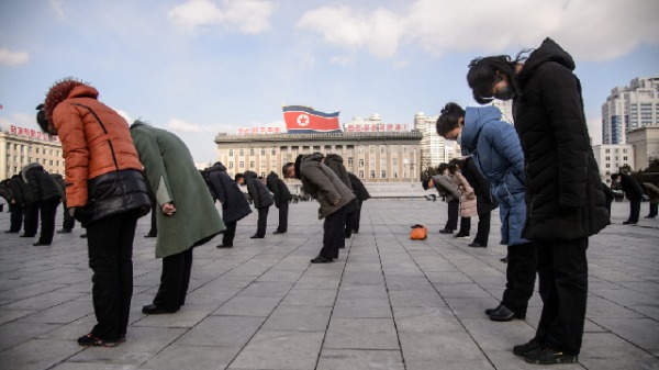 2021年12月17日，朝鲜民众在金日成广场默哀三分钟，向金日成和金正日画像致敬，以纪念现任领导人金正恩的父亲金正日逝世十周年。