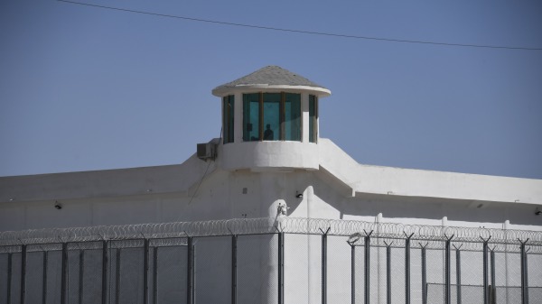 新疆地區一座被認為是「再教育營」的集中營建築，其中關押的大部分是穆斯林少數民族。