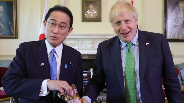 英国首相和约翰逊和日本首相岸田文雄。（图片来源：Number 10 from Flickr/CC BY-NC-ND 2.0）
