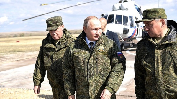 普京和总参谋长格拉西莫夫在军演中心。（图片来源：Kremlin.ru/CC BY 4.0）