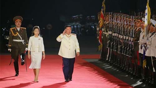4月26日，朝鮮中央通訊報導稱，朝鮮人民革命軍建軍90周年的4月25日晚上，在平壤金日成廣場舉行閱兵儀式。金正恩國務委員長與夫人李雪主女士在檢閱部隊。