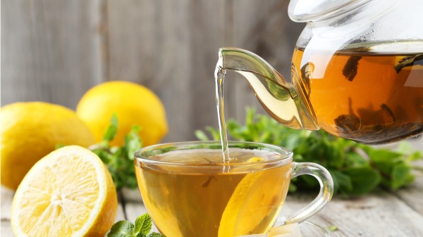 对抗暑热，不妨泡杯热茶，既对身体有保健功效，又能促进汗腺分泌，帮助身体散发热量、降低体温的功效。