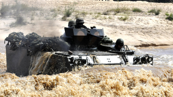 美國製造的M113裝甲運兵車（APC）在直接穿越一條河流。