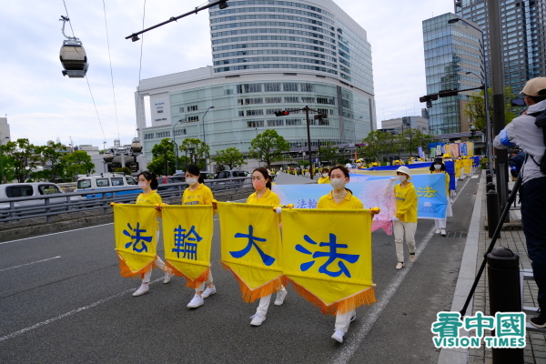 5月8日，为庆祝世界法轮大法日，日本法轮功学员在横滨市举行了盛大的游行。