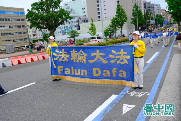 5月8日，为庆祝世界法轮大法日，日本法轮功学员在横滨市举行了盛大的游行。