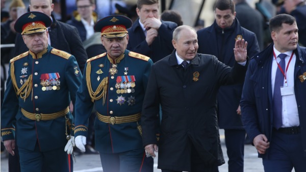 俄罗斯总统普京（右2）、俄罗斯国防部长谢尔盖．绍伊古（左2）和俄罗斯地面部队总司令奥列格．萨卢科夫（左1）参加了在莫斯科红场举行的阅兵式。