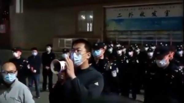 北京第二外國語學院的師生群起抗議封鎖校園，官方隨後出動大批警察，威脅示威者