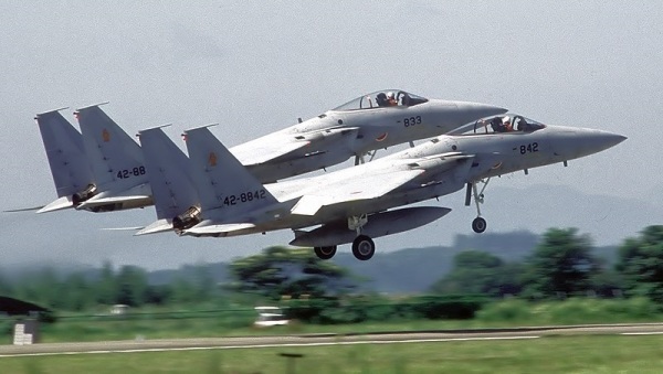 针对中共辽宁号航母进行演练，日本航空自卫队战机曾升空因应。图为由美国授权生产的F-15J战斗机。