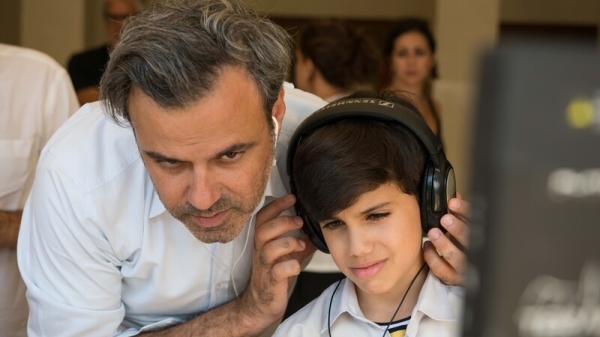 黎巴嫩导演奥亚力穆恩奈斯（左）改编童年战争经历，拍成电影“黎巴嫩的天空”，片中主角由素人童星穆罕默德达利（右）演出。