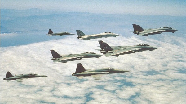海军战斗机武器学校的战斗机中队的 F-14A 雄猫 VF-51“尖叫鹰”(Screaming Eagles)和 VF-111“日落者”(Sundowners)， F-5EF “虎”(Tiger IIs)战斗机(16:9)