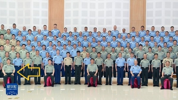 6月9日上午，习近平在成都接见驻蓉部队大校以上领导干部和建制团主官。前排左一是钟绍军。（图片来源：视频截图）