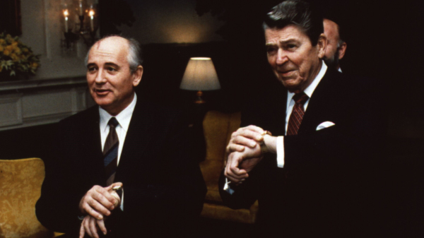 时任苏联总统戈尔巴乔夫和美国总统里根一起看手表时间。
