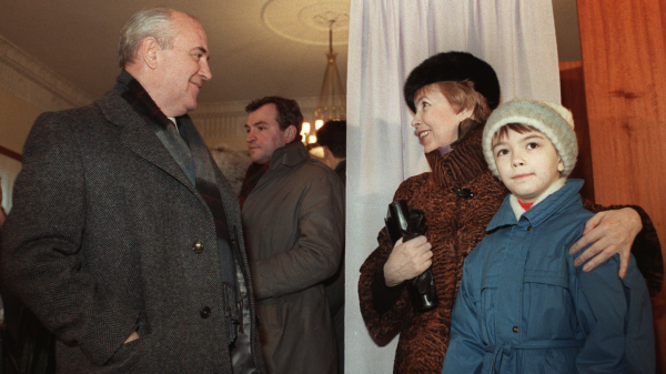 1990年3月4日，戈尔巴乔夫和妻子赖莎以及他们的孙女克塞尼亚在一起。