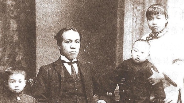 梁啟超與長子梁思成（左一）、三子梁思忠（右二）、長女梁思順（右一），1905年攝於東京